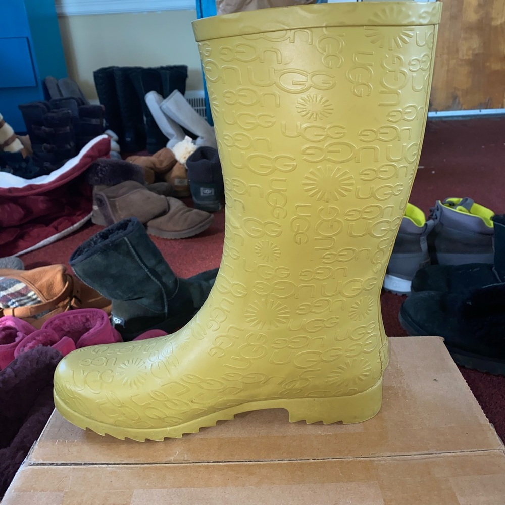Size 9 Ugg Rain Boots Not Sure Of Color - image 7